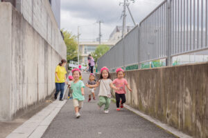 お散歩 坂道 京都　保育園 活動の様子