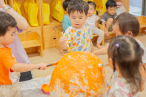 京都市 右京区 保育園 制作 ハロウィン かぼちゃ 活動の様子