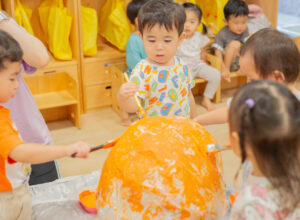 京都市 右京区 保育園 制作 ハロウィン かぼちゃ 活動の様子