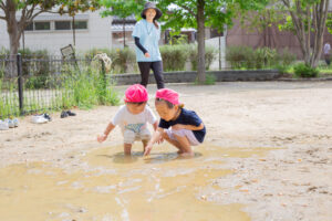 京都市　保育園 右京区　保育園 小規模　保育園 活動の様子 水たまり遊び