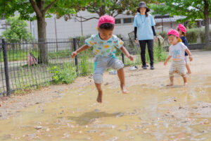 京都市　保育園 右京区　保育園 小規模　保育園 活動の様子 水たまり遊び