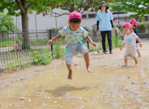 京都市　保育園 右京区　保育園 小規模　保育園 活動の様子 水たまり遊び