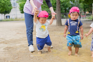 右京区　保育園 小規模保育園 京都市　保育園 活動の様子 水たまり遊び