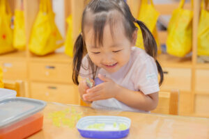 京都市　保育園 右京区　保育園 小規模保育園 活動の様子 感触遊び 寒天遊び