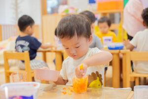 京都市　保育園 右京区　保育園 小規模保育園 活動の様子 感触遊び 寒天遊び