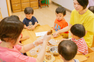 京都市　保育園 右京区　保育園 小規模保育園 活動の様子 食育 クッキング 1歳児