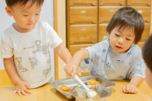 京都市　保育園 右京区　保育園 小規模保育園 活動の様子 食育 クッキング 1歳児