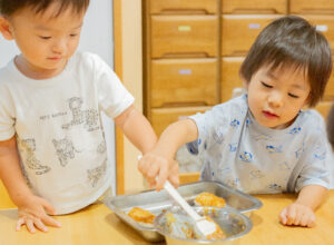 京都市　保育園 右京区　保育園 小規模保育園 活動の様子 食育 クッキング 1歳児