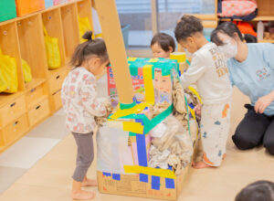 京都市保育園 小規模保育園 右京区保育園 活動の様子 2歳児 立体制作