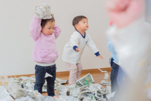 京都市　保育園 右京区　保育園 小規模保育園 活動の様子 新聞遊び