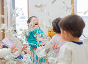 京都市　保育園 右京区　保育園 小規模保育園 活動の様子 新聞遊び