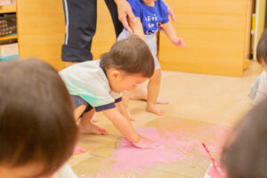 京都市保育園 右京区保育園 小規模保育園 活動の様子 ぬたくり遊び 絵の具