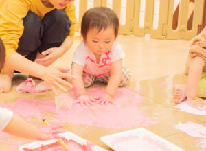 京都市保育園 右京区保育園 小規模保育園 活動の様子 ぬたくり遊び 絵の具
