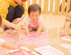 京都市保育園 右京区保育園 小規模保育園 活動の様子 ぬたくり遊び 絵の具