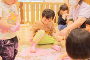 京都市保育園 右京区保育園 小規模保育園 活動の様子 ぬたくり遊び 絵の具