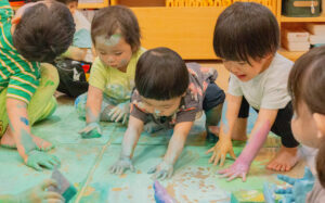 京都市保育園 右京区保育園 小規模保育園 活動の様子 ぬたくり遊び 絵の具