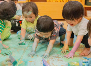 京都市保育園 右京区保育園 小規模保育園 活動の様子 ぬたくり遊び 絵の具
