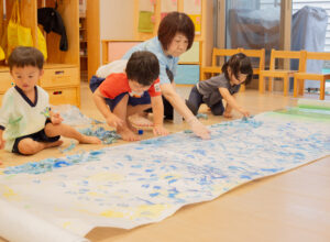 京都市保育園 右京区保育園 小規模保育園 絵の具 制作