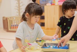 京都市保育園 右京区保育園 小規模保育園 活動の様子 感触遊び 室内遊び