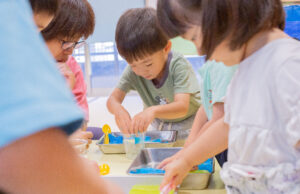 京都市保育園 右京区保育園 小規模保育園 感触遊び